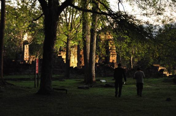 Em belo fim de tarde, caminhando com nosso excelente guia nas ruínas da Missão de Santa Ana, próximo à San Ignacio Mini, na Argentina